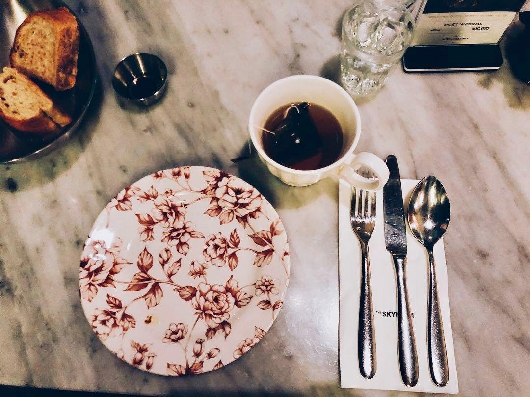 汝怡岛一家受欢迎的餐厅的座位摆设，华丽的吊灯和现代装饰营造出一种优雅氛围。